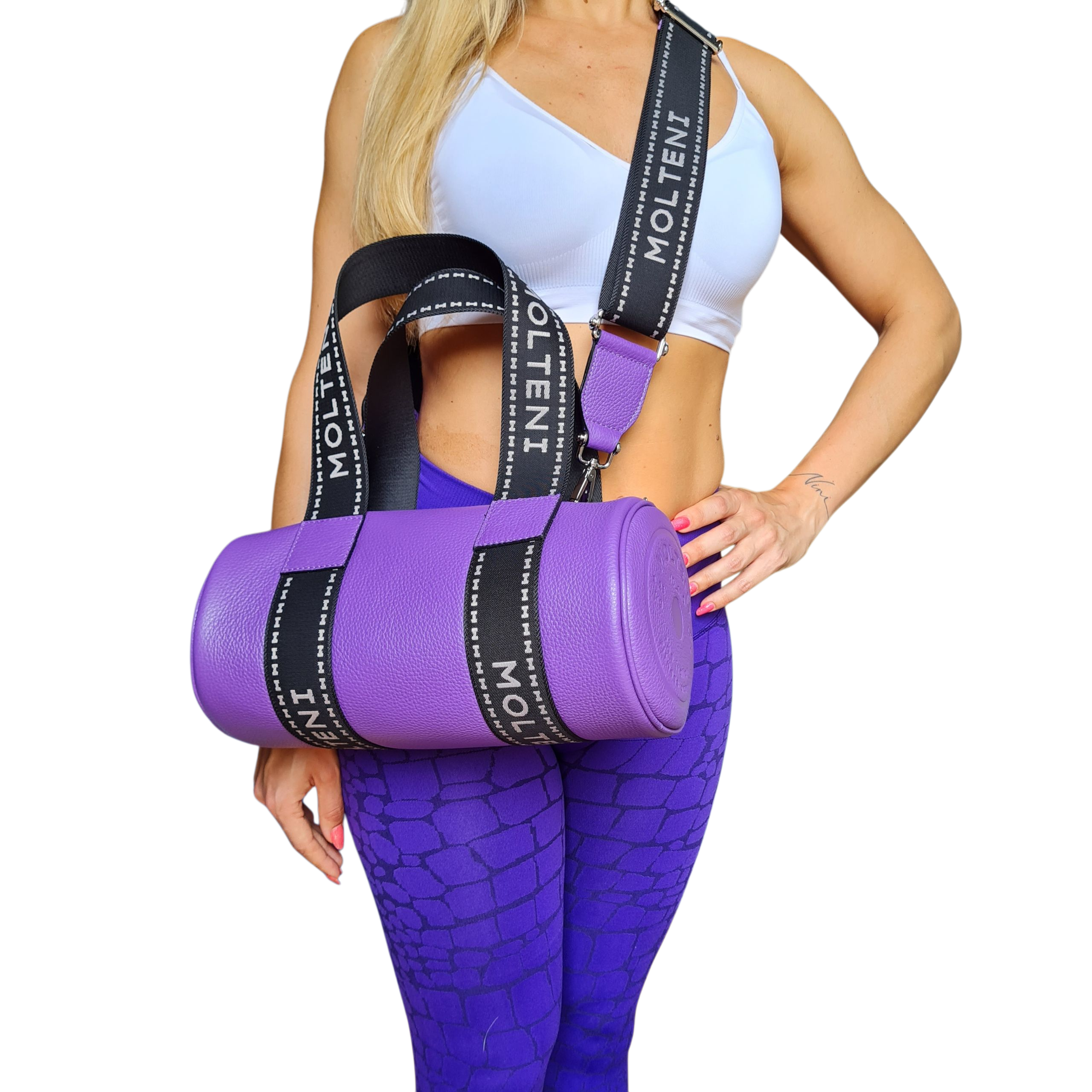 Modella che indossa il modello NORA small in colore viola a tracolla