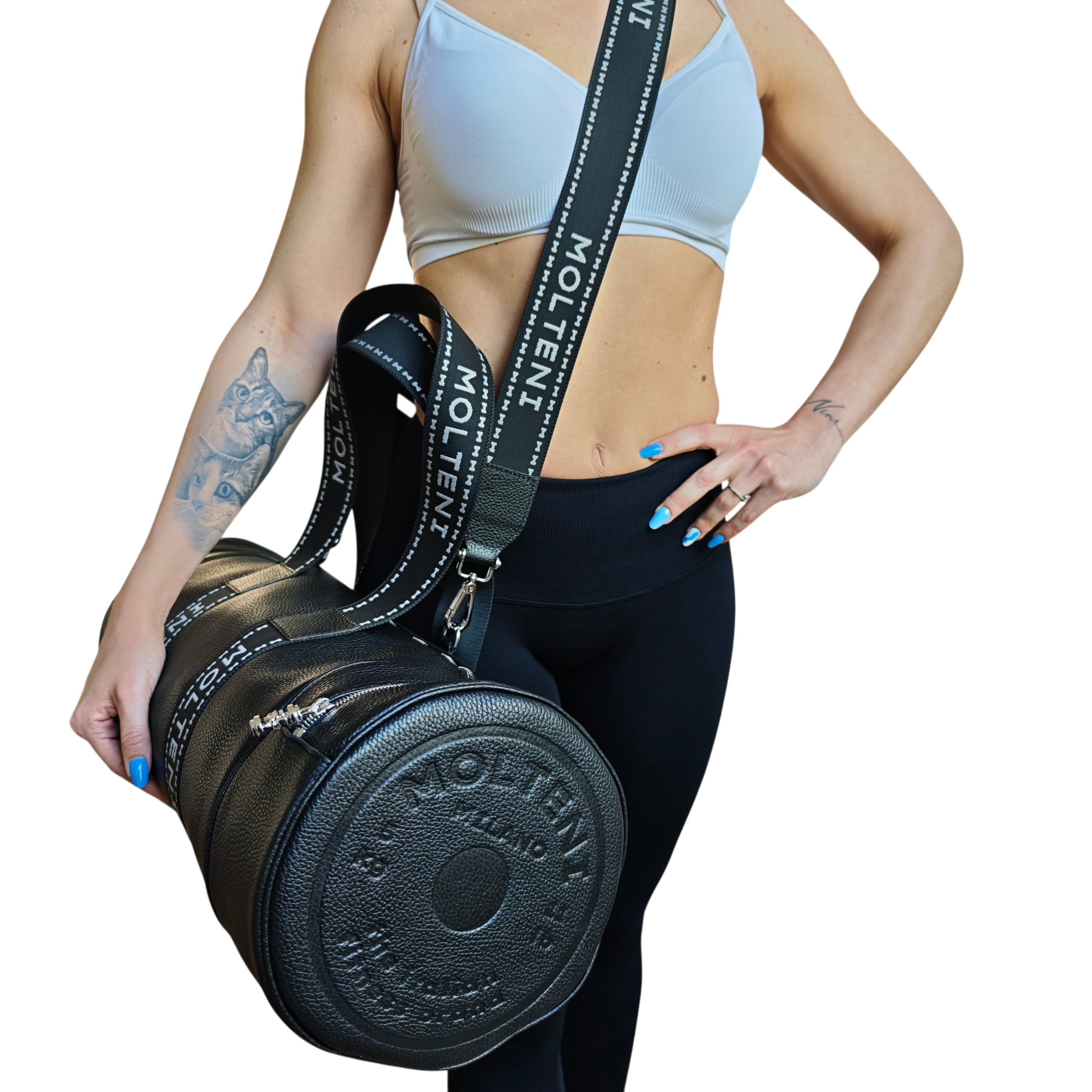 Modella che indossa a tracolla la borsa NORA Medium Cargo color black di Molteni Milano, design moderno con tasche cargo e stile urbano contemporaneo