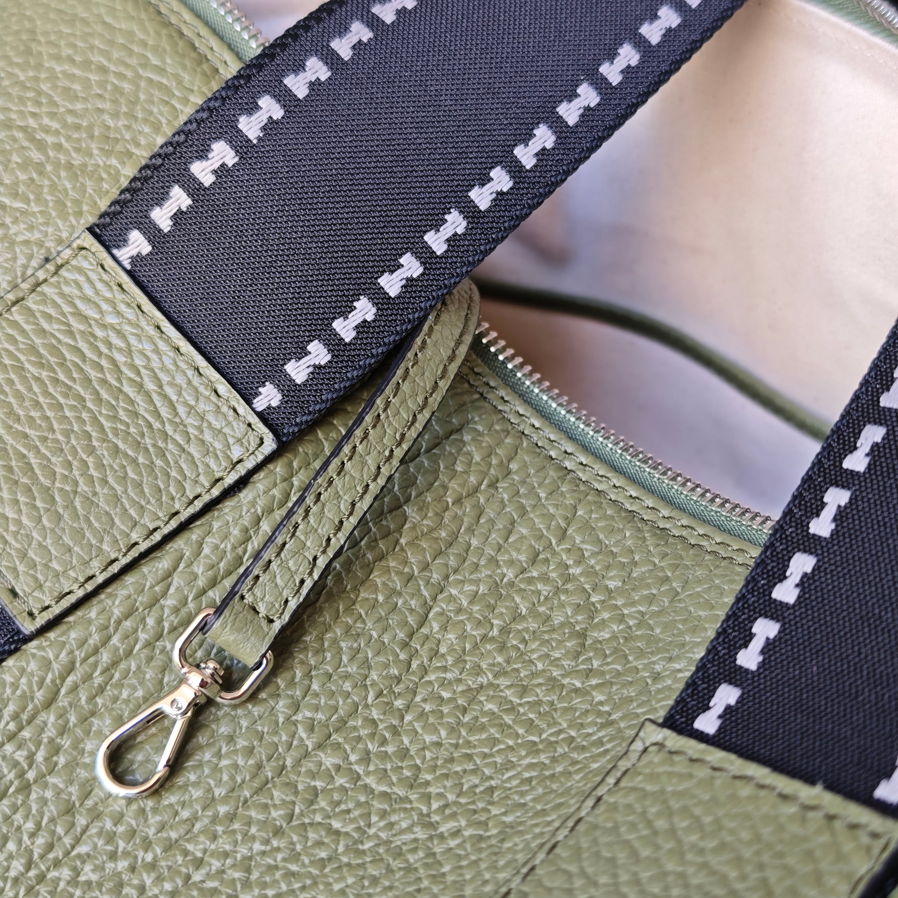 Borsa Nora Medium Cargo military green Molteni Milano con moschettone interno porta oggetti, dettaglio pratico per non perdere nulla
