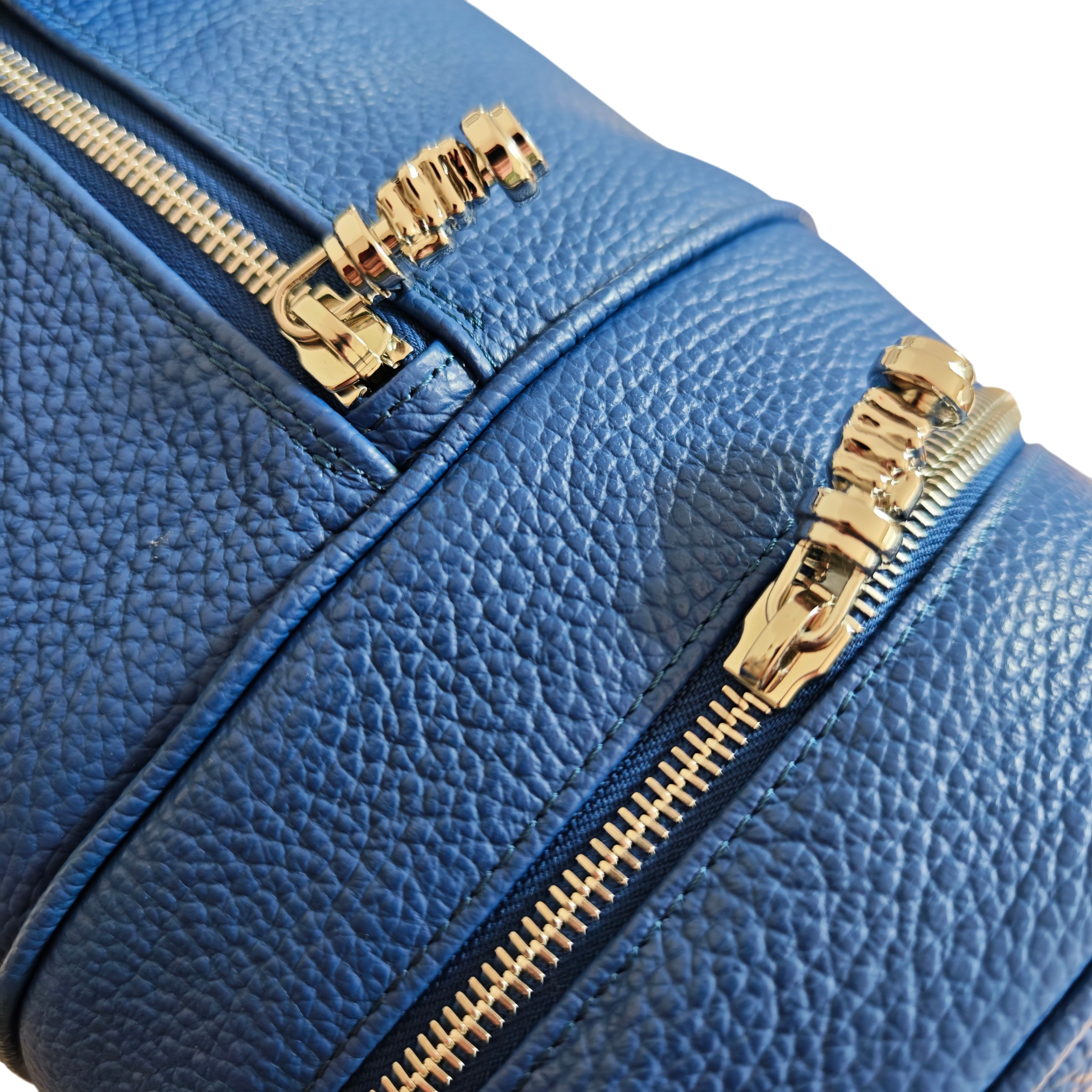 Borsa Nora Medium Cargo navy blue Molteni Milano con dettaglio zip in metallo, chiusure resistenti e design funzionale