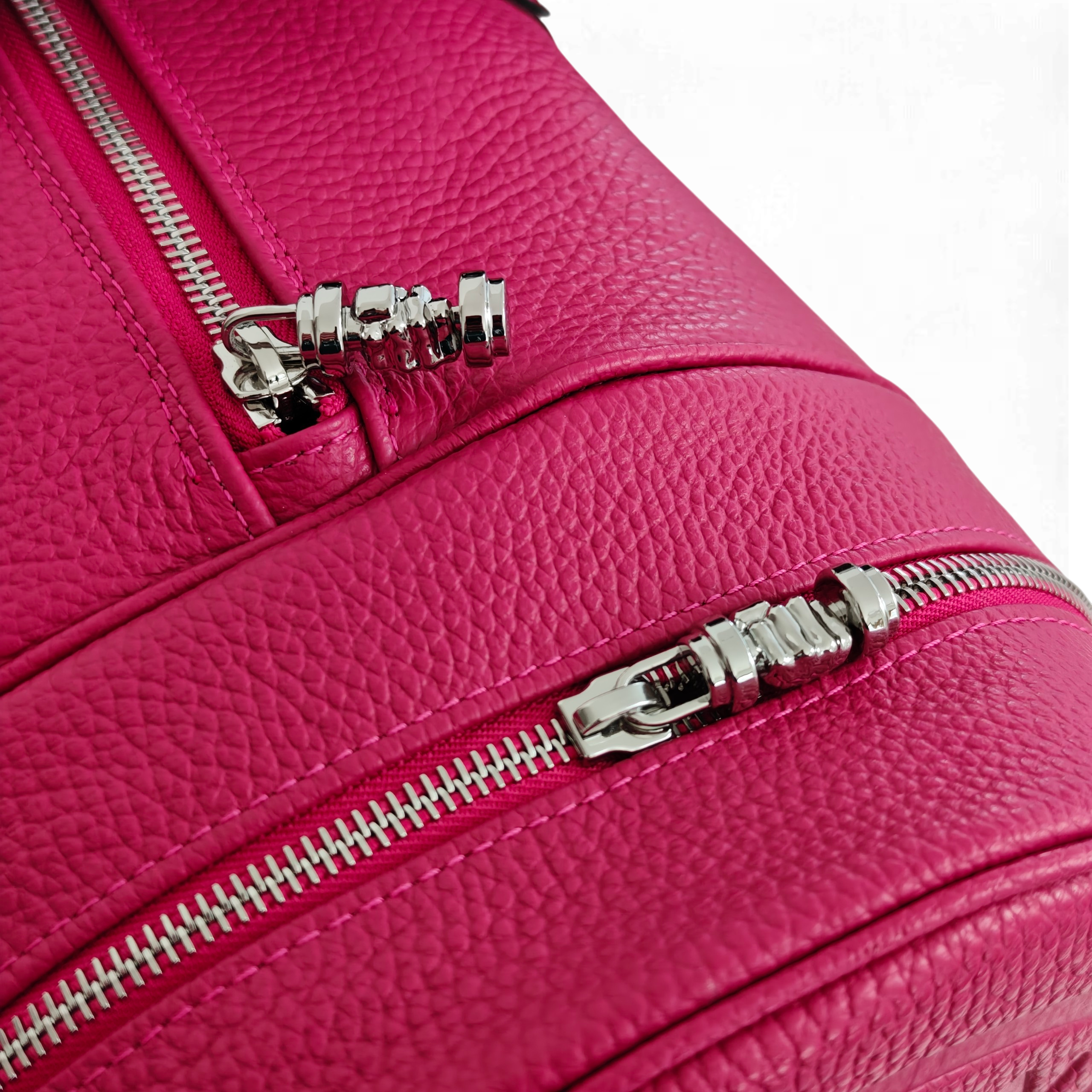 Borsa Nora Medium Cargo pink Molteni Milano con dettaglio zip in metallo, chiusure resistenti e design funzionale
