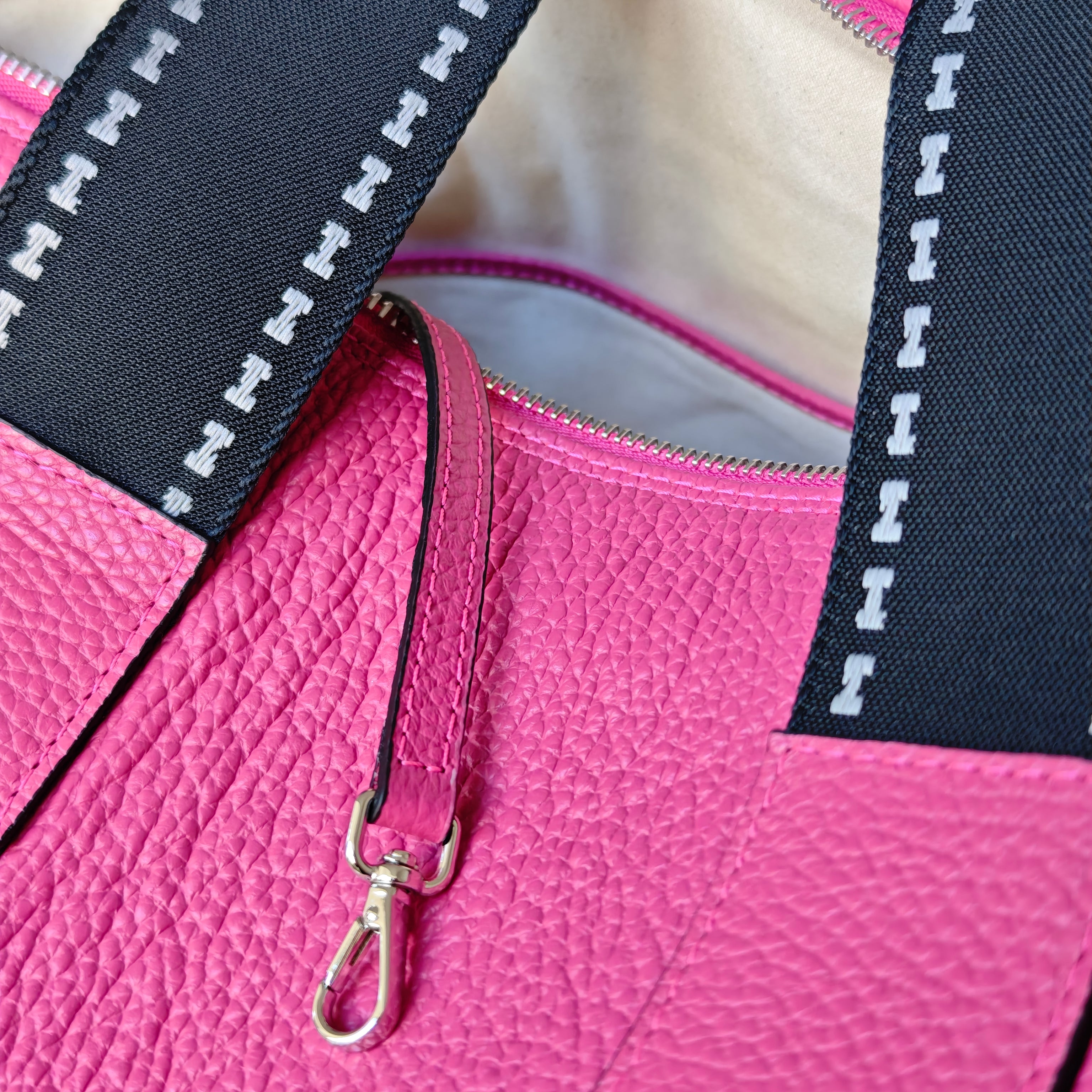 Borsa Nora Medium Cargo pink Molteni Milano con moschettone interno porta oggetti, dettaglio pratico per non perdere nulla