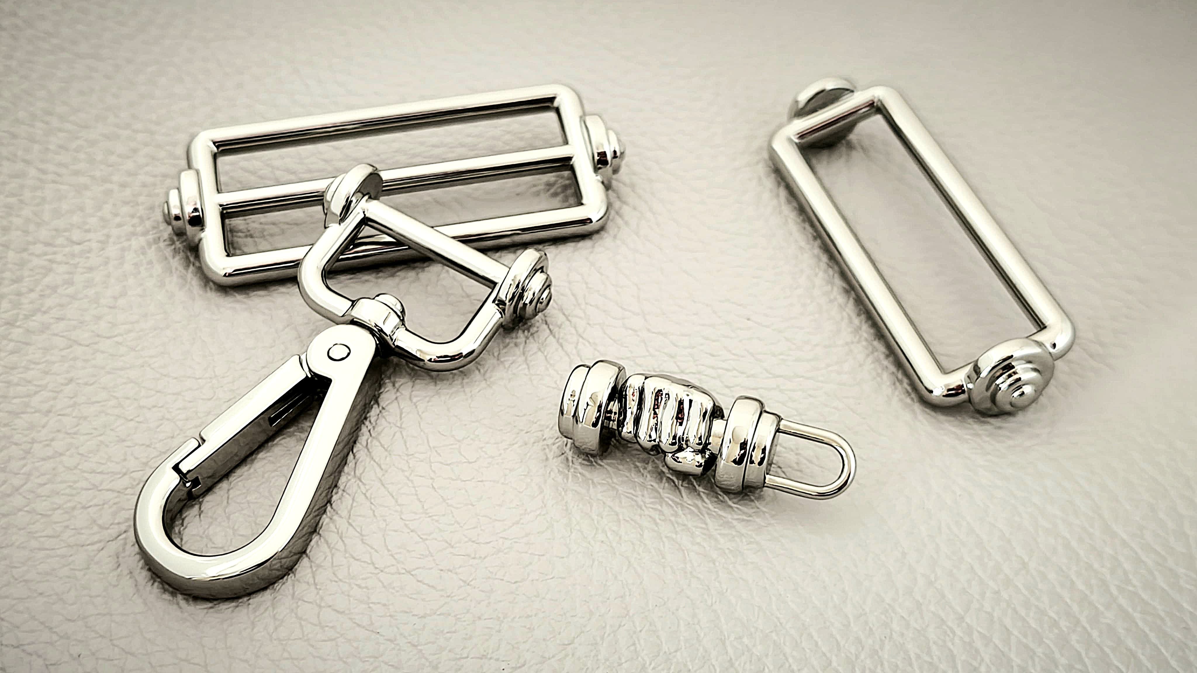 Accessori metallici dei modelli NORA e ELEO di MOLTENI MILANO con design ispirato al mondo del fitness