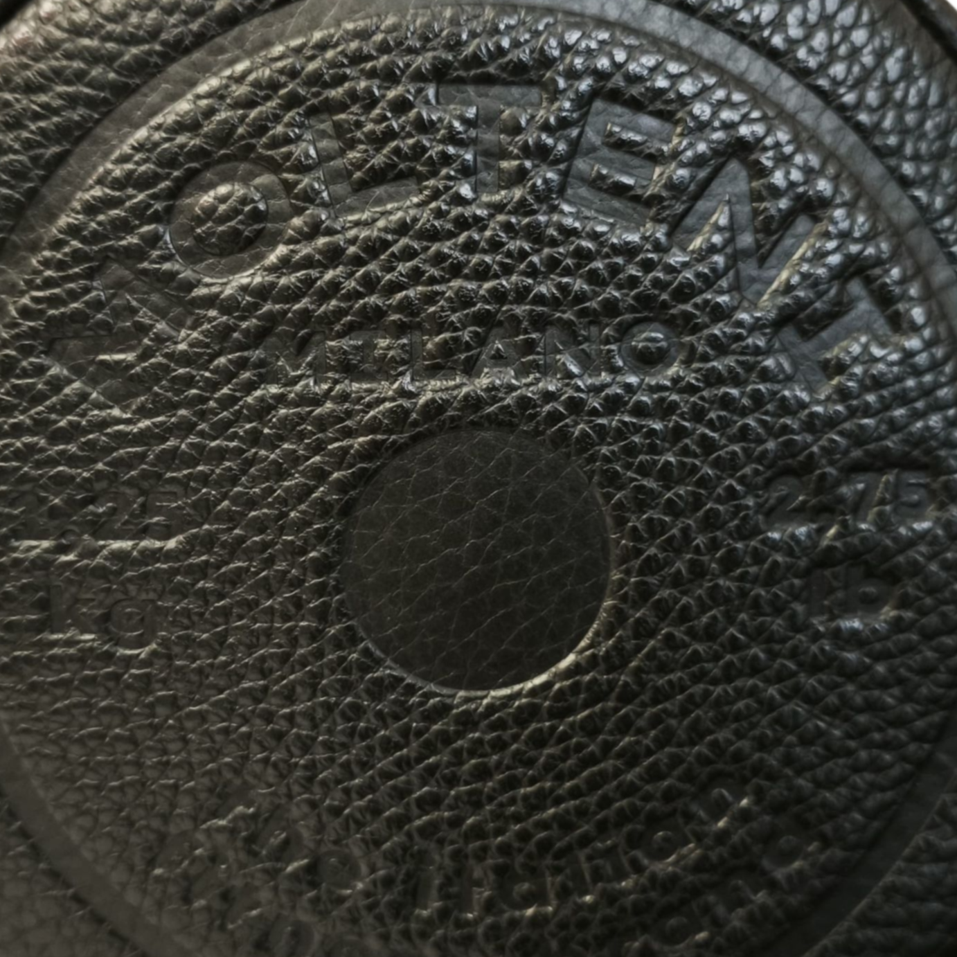 Personalizzazione a caldo in rilievo su pelle del design di un disco peso da bilanciere da 1,25kg presente su NORA small e ELEO small