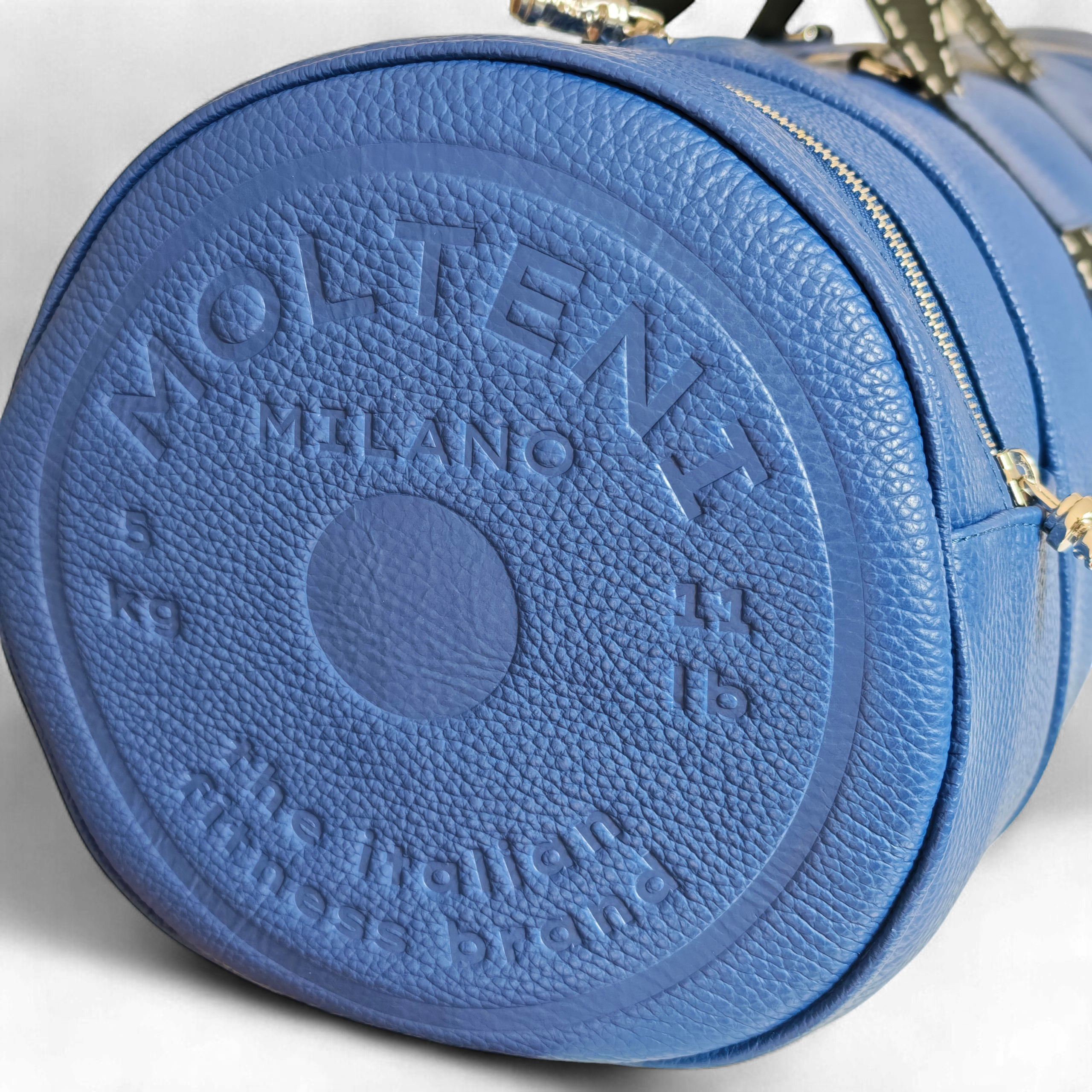 Immagine di NORA medium cargo navy blue scudo laterale, il borsone in pelle di MOLTENI MILANO