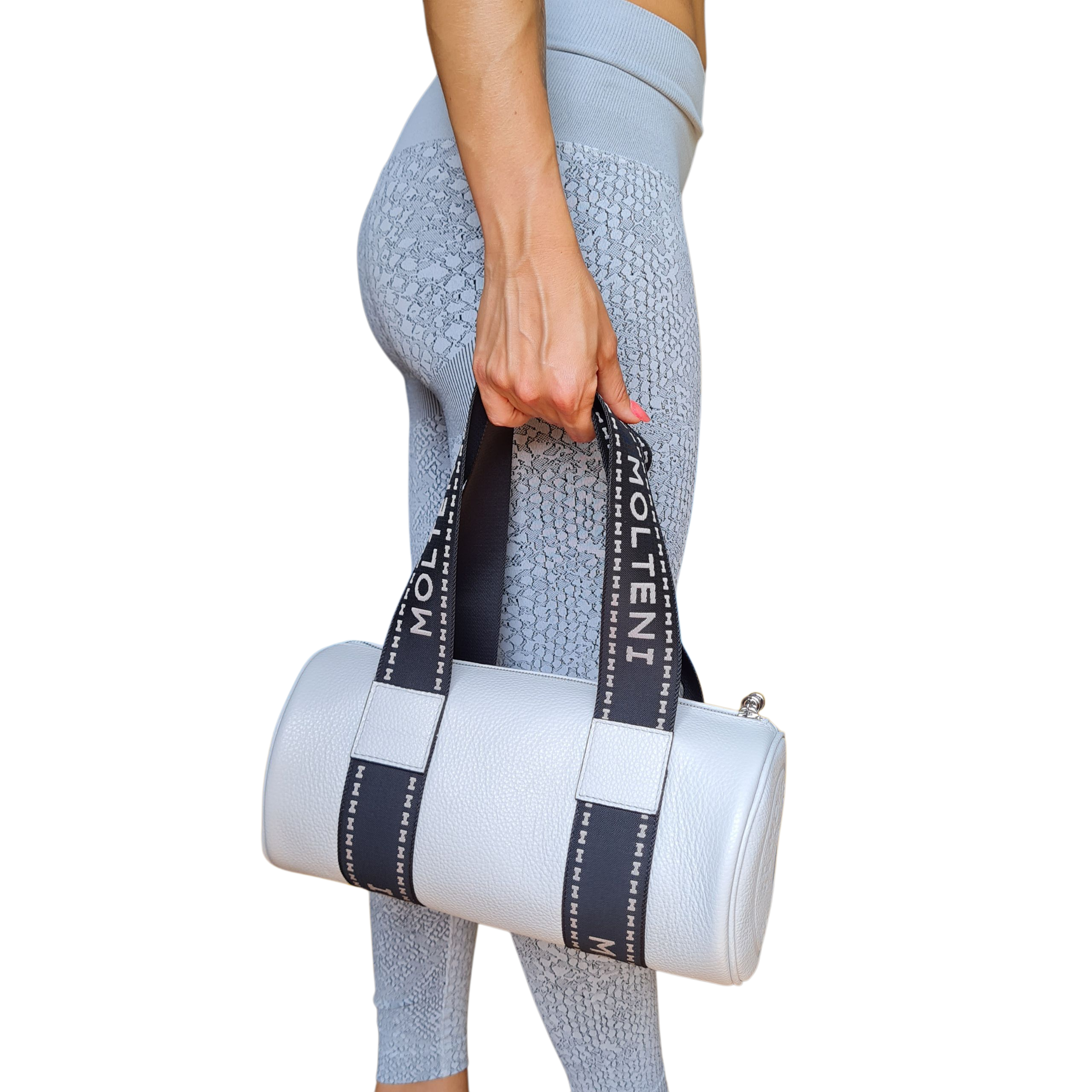 Modella che indossa il modello NORA small in colore grigio a mano