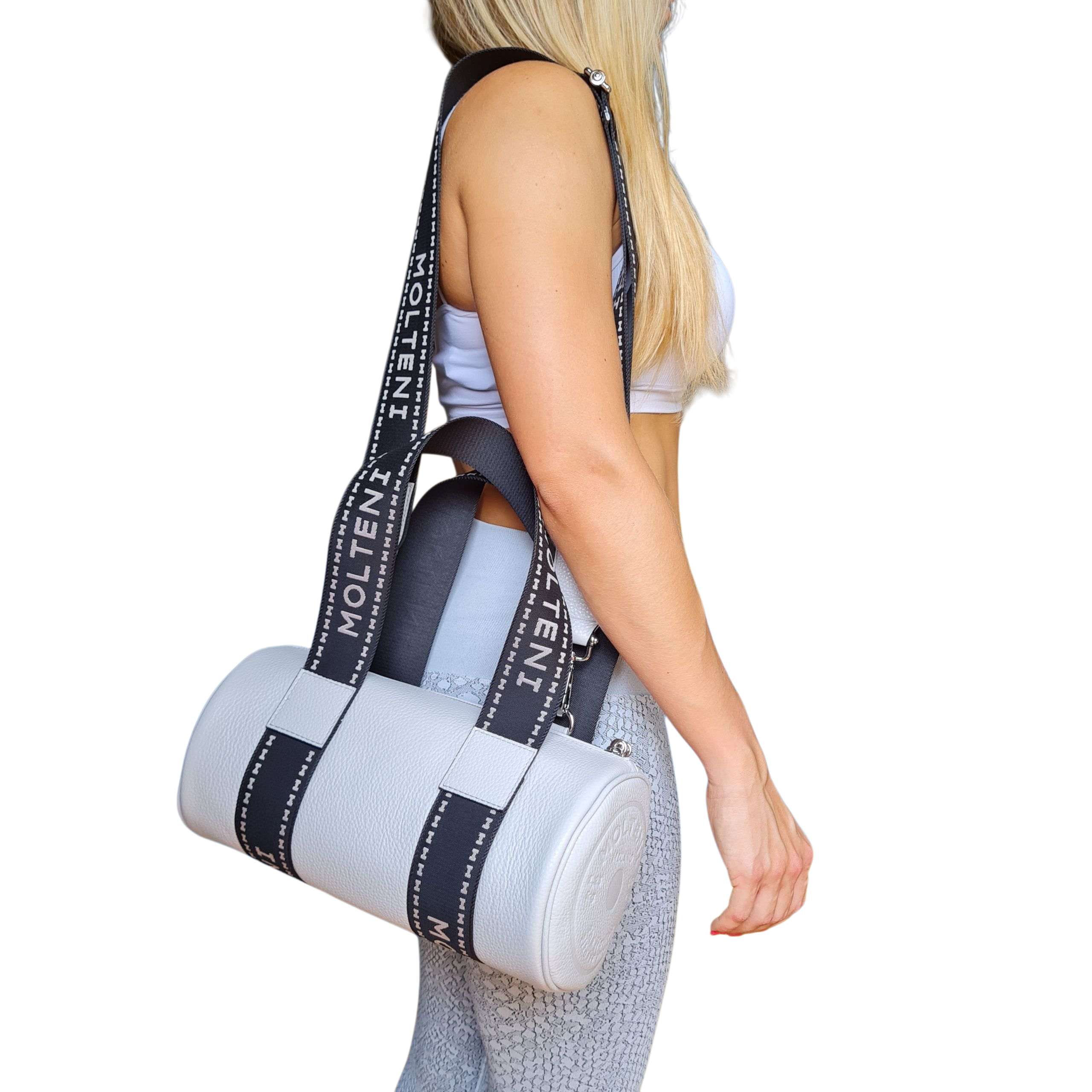 Modella che indossa il modello NORA small in colore grigio a spalla lunga