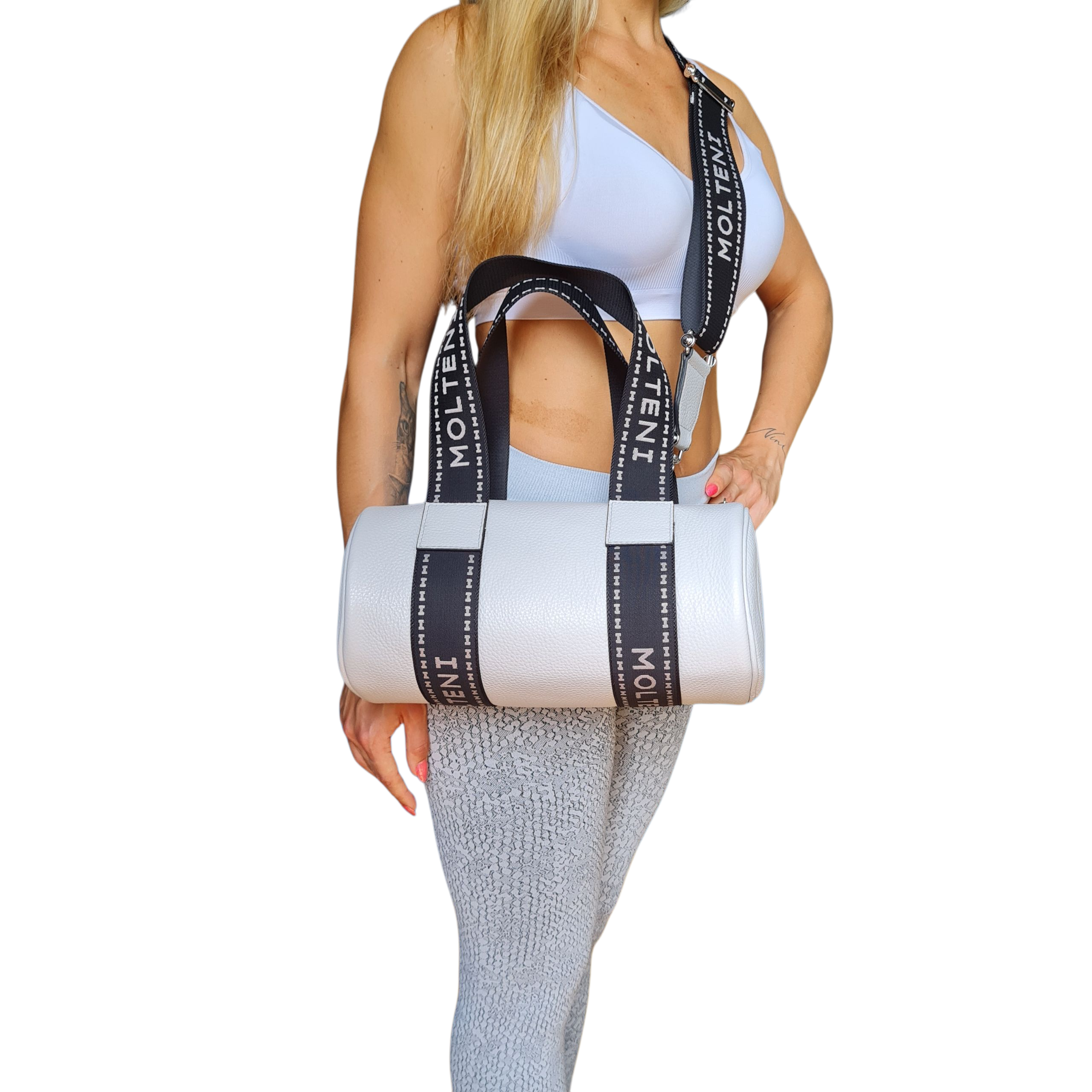 Modella che indossa il modello NORA small in colore grigio a tracolla