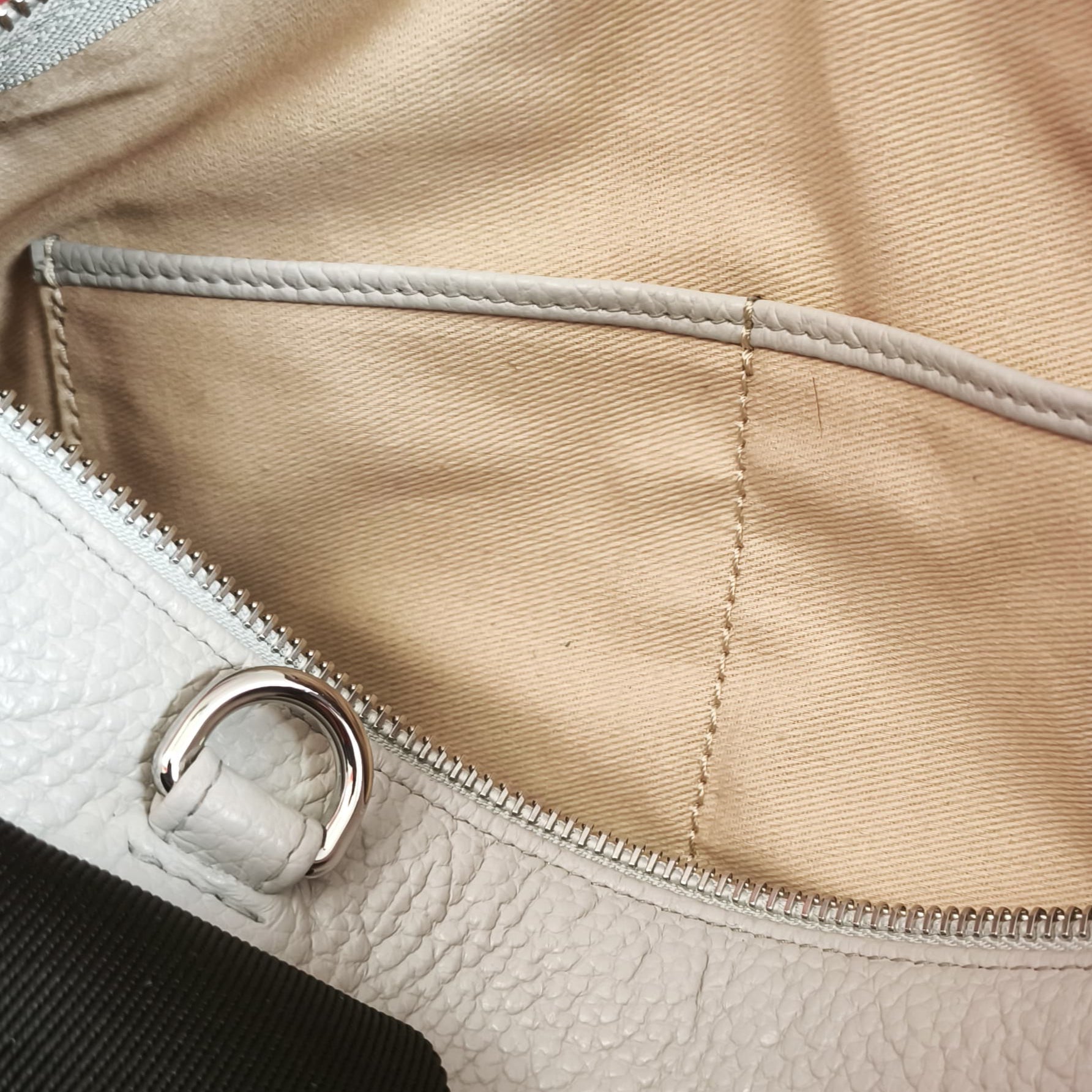 Tasche interne su NORA small grigia e attacco per tracolla in nastro personalizzato MOLTENI