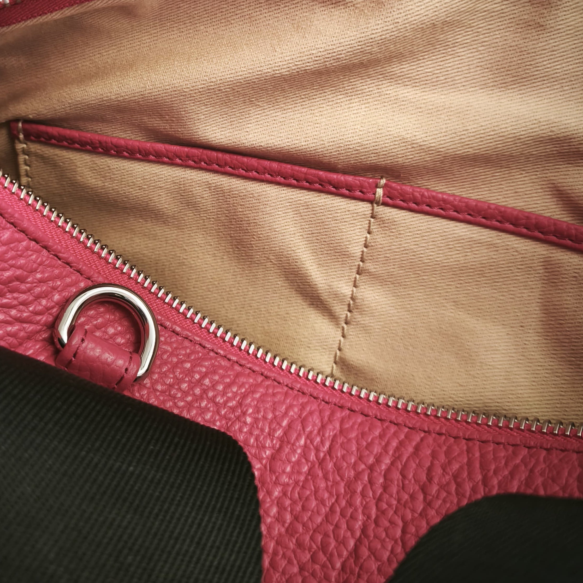 Tasche interne su NORA small pink e attacco per tracolla in nastro personalizzato MOLTENI