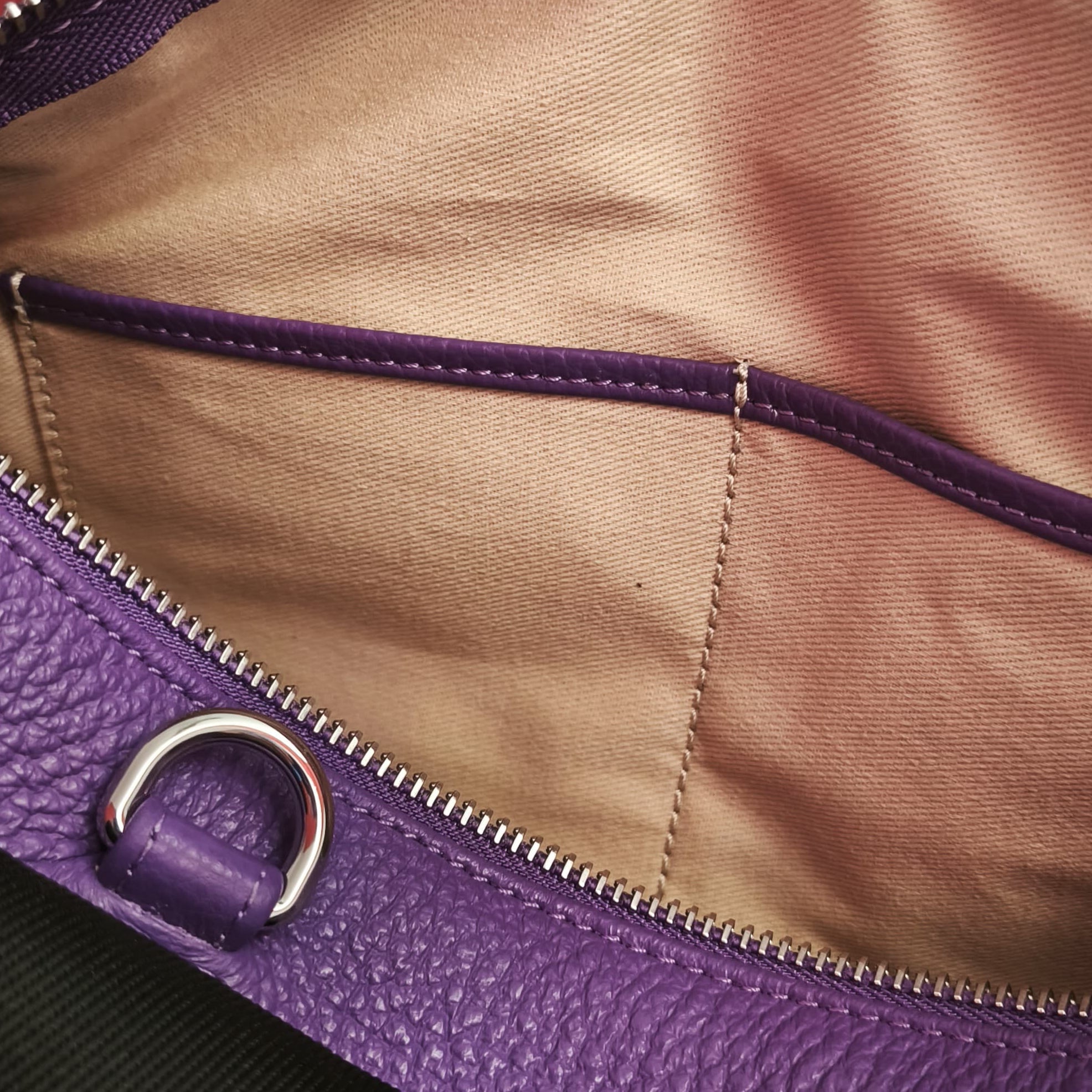 Tasche interne su NORA small viola e attacco per tracolla in nastro personalizzato MOLTENI