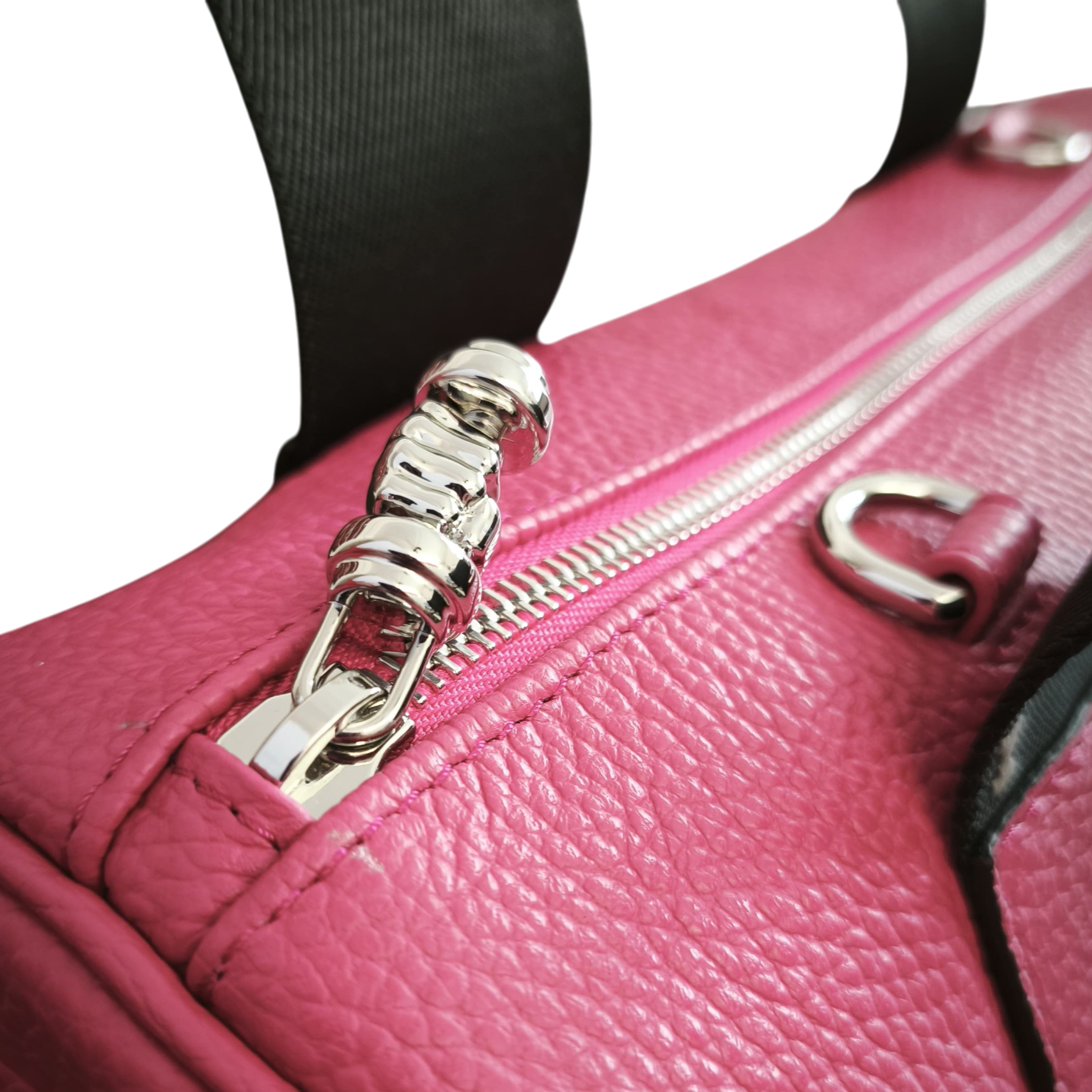 Tira zip rappresentante un pugno che serra nel palmo un manubrio da palestra in finitura argento lucido presente su modelli NORA small