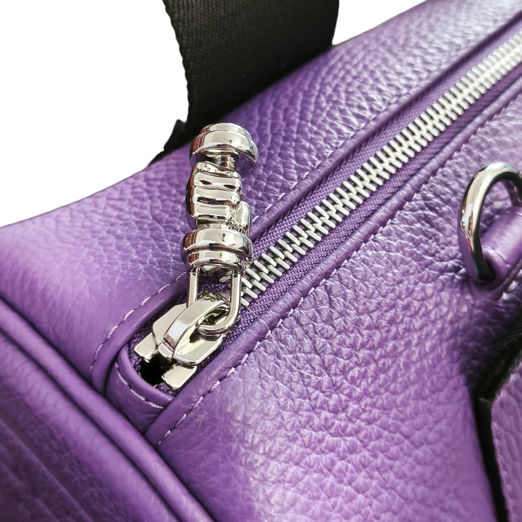 Tira zip rappresentante un pugno che serra nel palmo un manubrio da palestra in finitura argento lucido presente su modelli NORA small