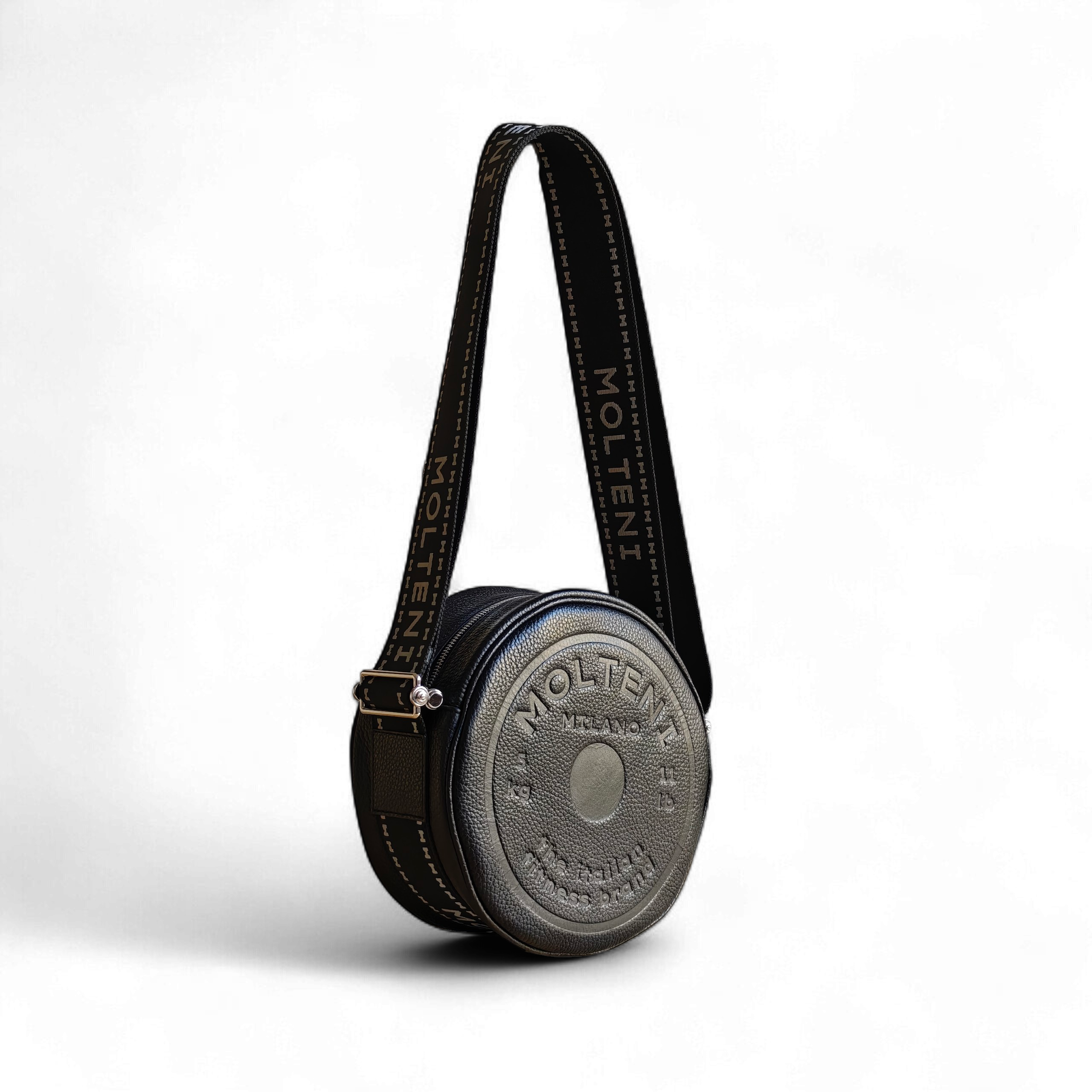 Borsa in pelle ELEO Medium black Molteni Milano vista tre quarti, design ispirato al disco peso fitness, elegante e strutturata