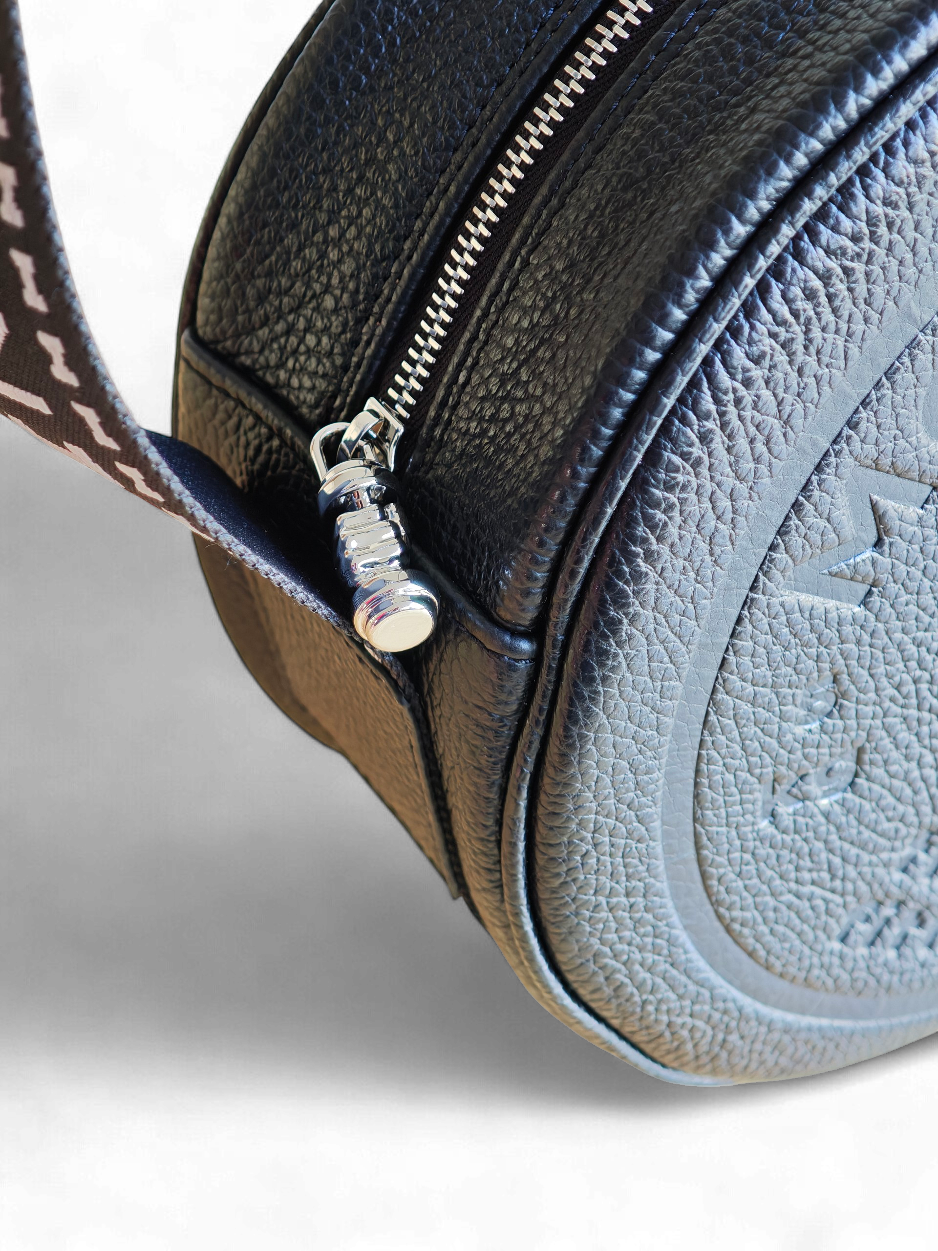 Dettaglio tira zip manubrio palestra per borsa ELEO Medium black Molteni Milano in pelle, finiture premium e design ispirato al fitness