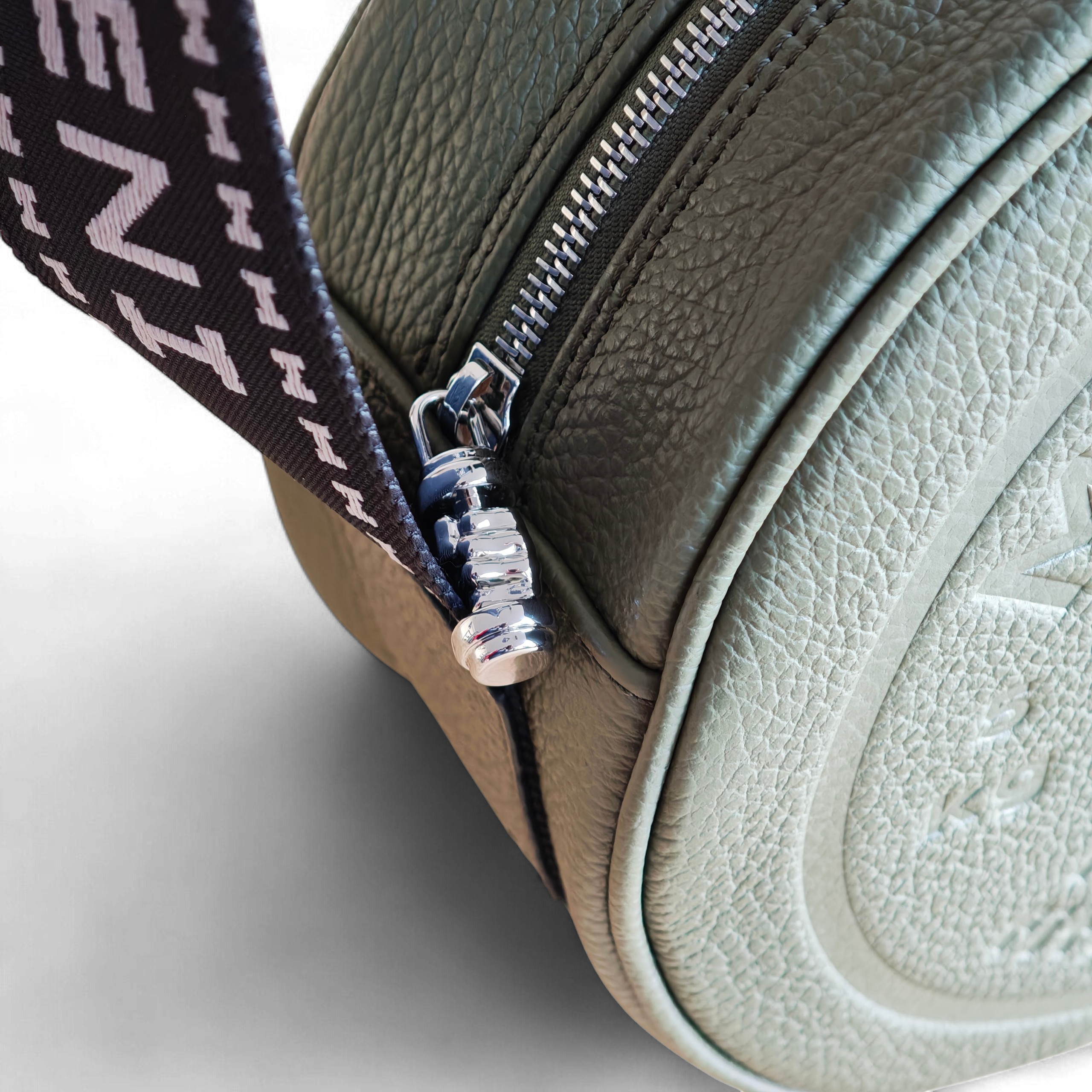 Dettaglio tira zip manubrio palestra per borsa ELEO Medium military green Molteni Milano in pelle, finiture premium e design ispirato al fitness