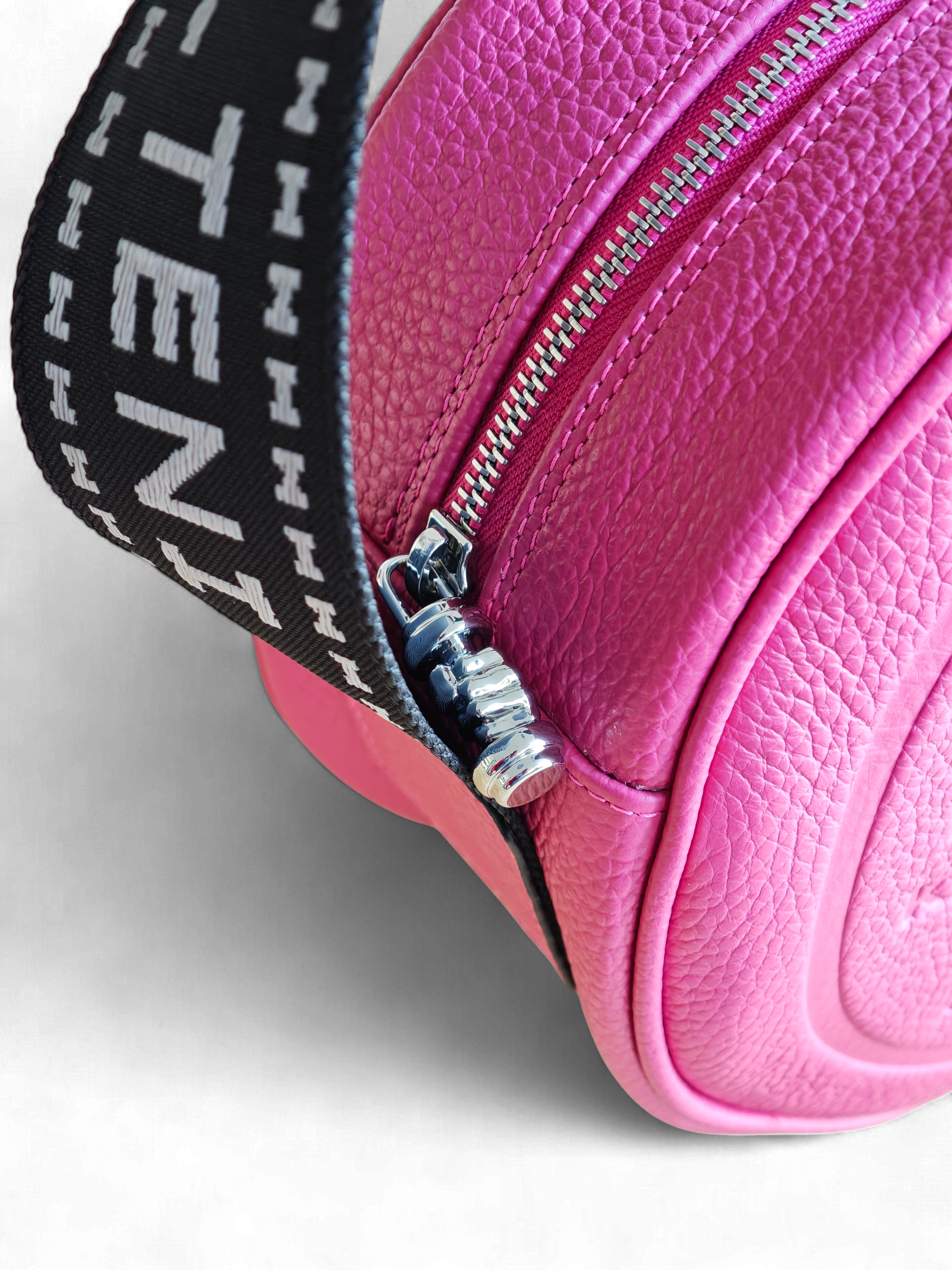 Dettaglio tira zip manubrio palestra per borsa ELEO Medium pink Molteni Milano in pelle, finiture premium e design ispirato al fitness