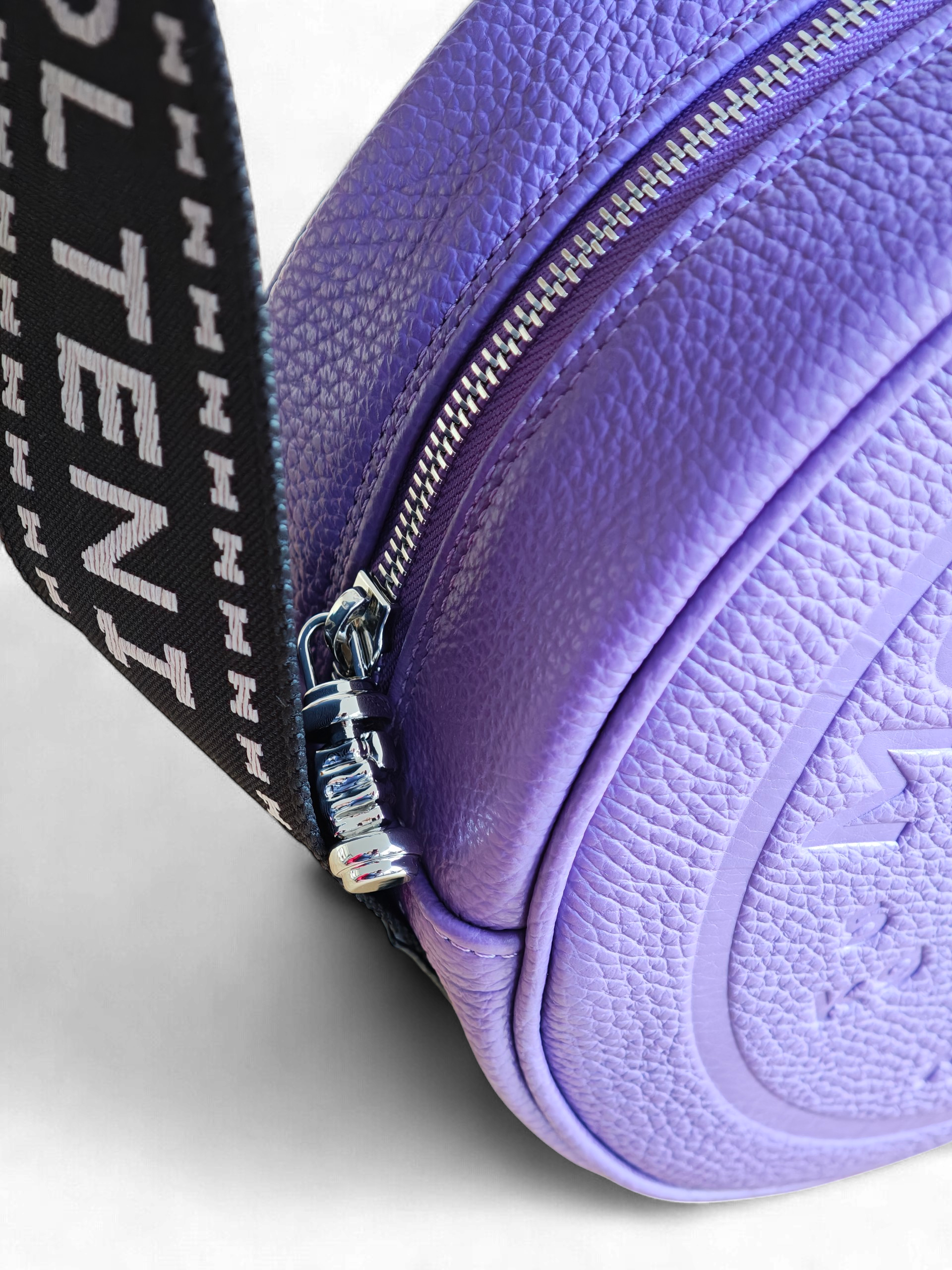 Dettaglio tira zip manubrio palestra per borsa ELEO Medium purple Molteni Milano in pelle, finiture premium e design ispirato al fitness