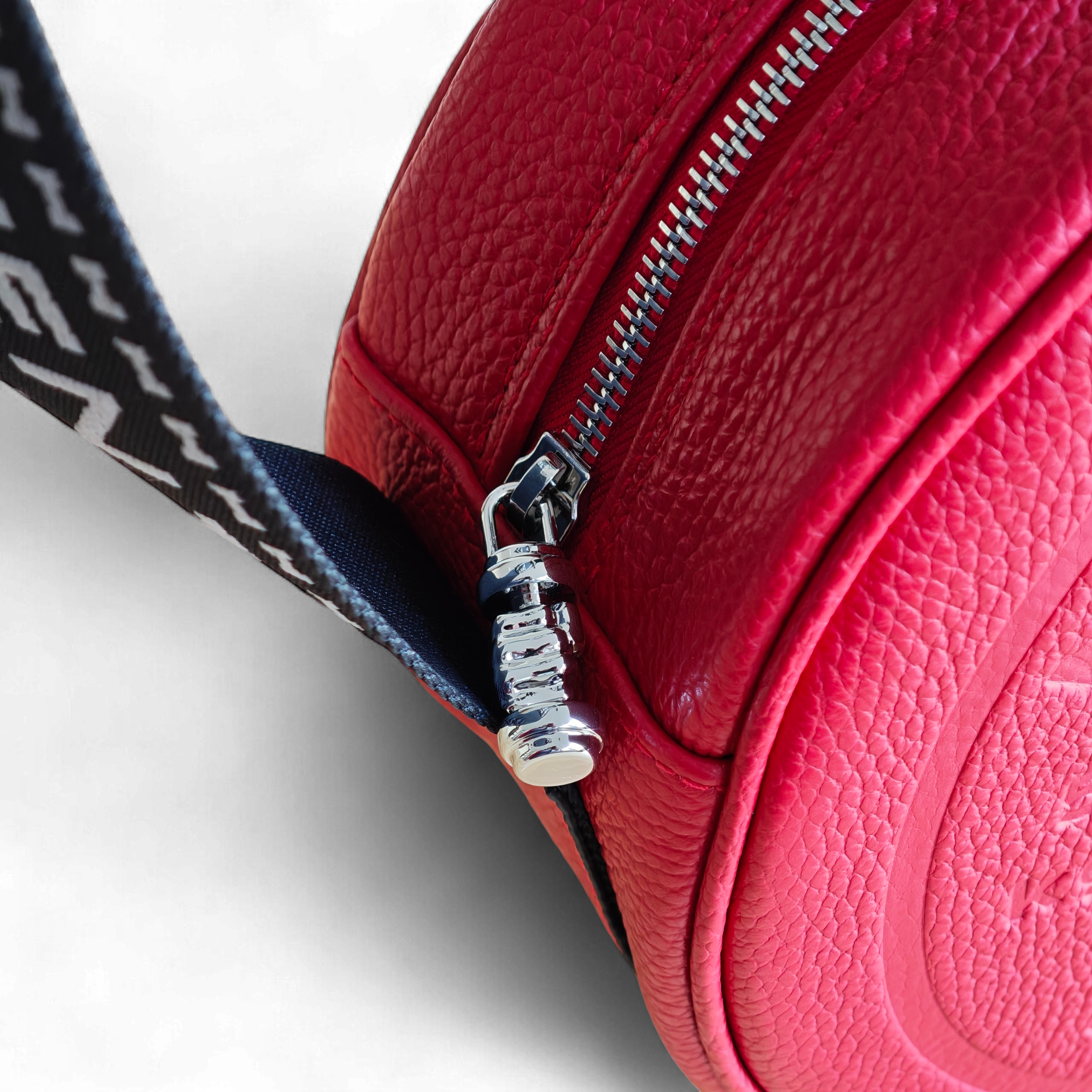 Dettaglio tira zip manubrio palestra per borsa ELEO Medium red Molteni Milano in pelle, finiture premium e design ispirato al fitness