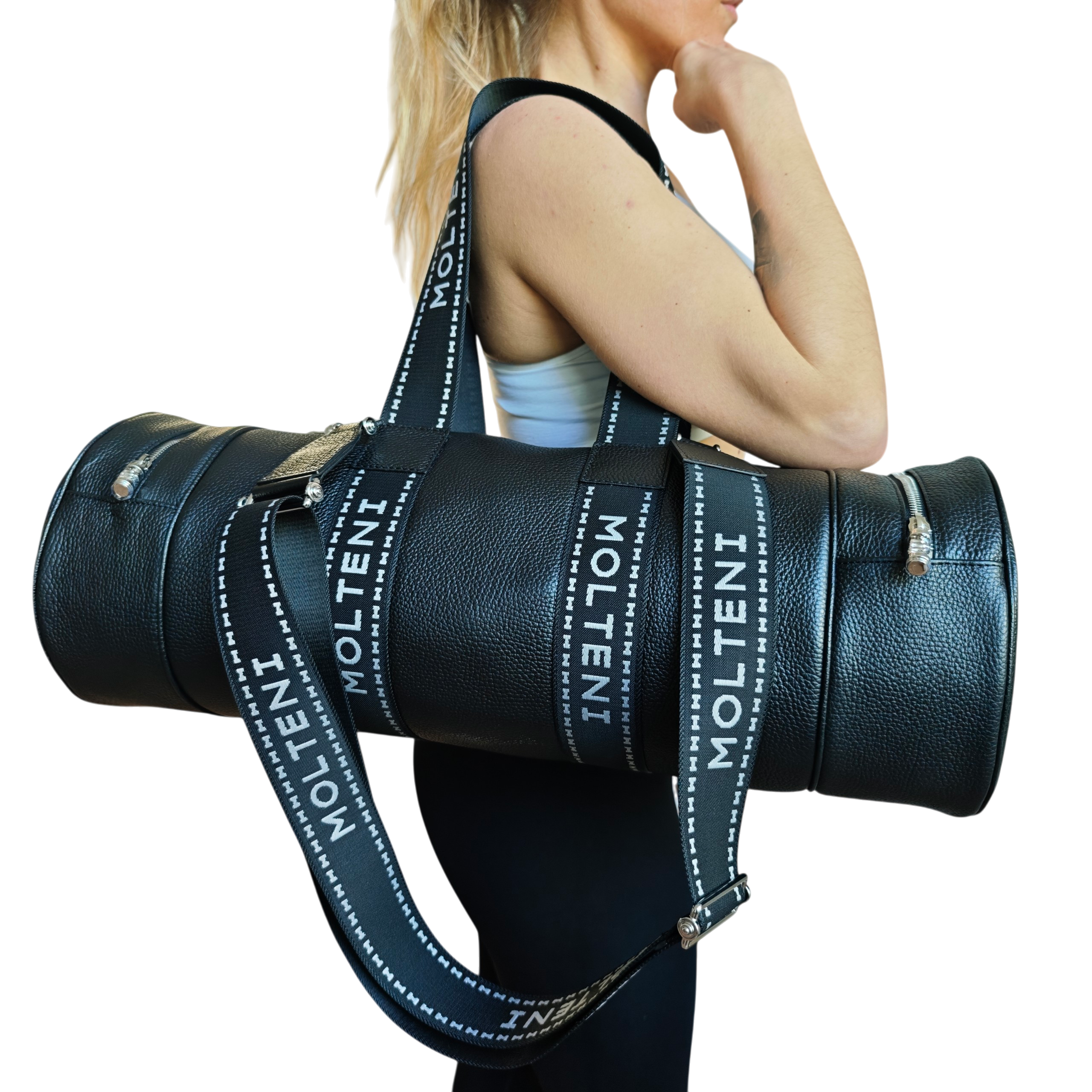 Modella che indossa a spalla con manico la borsa NORA Medium Cargo color black di Molteni Milano, design moderno con tasche cargo e stile urbano contemporaneo