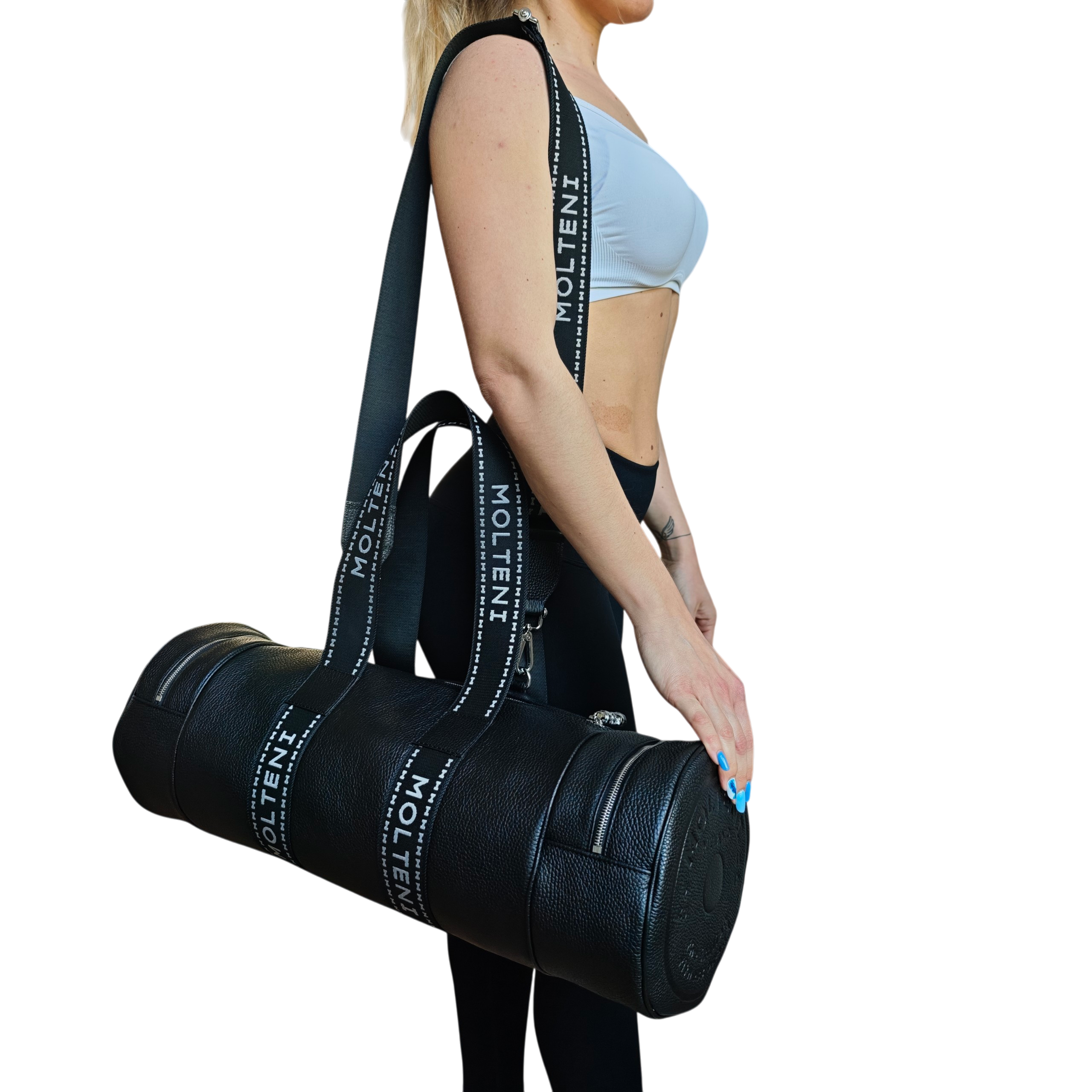 Modella che indossa a spalla la borsa NORA Medium Cargo color black di Molteni Milano, design moderno con tasche cargo e stile urbano contemporaneo