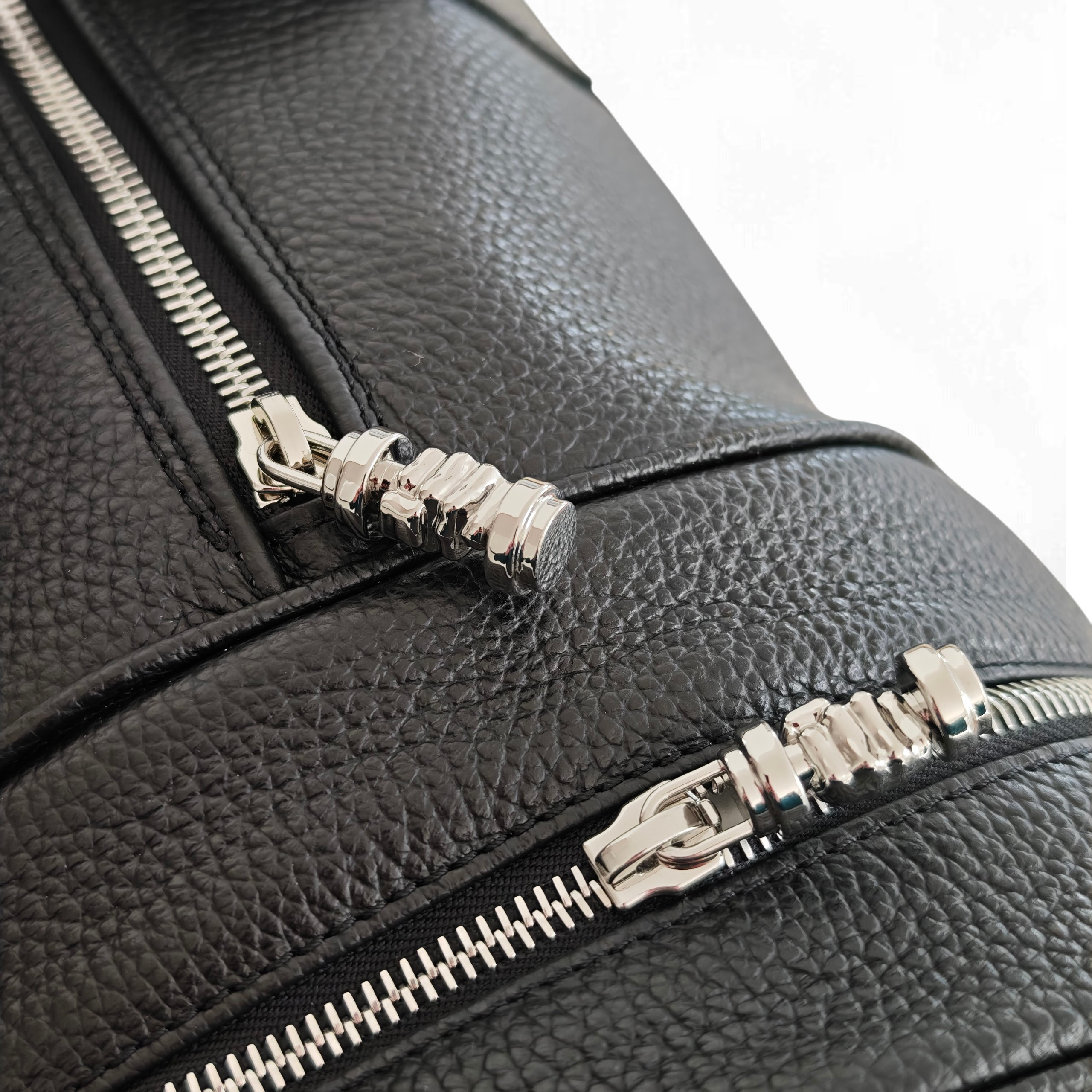 Borsa Nora Medium Cargo black Molteni Milano con dettaglio zip in metallo, chiusure resistenti e design funzionale
