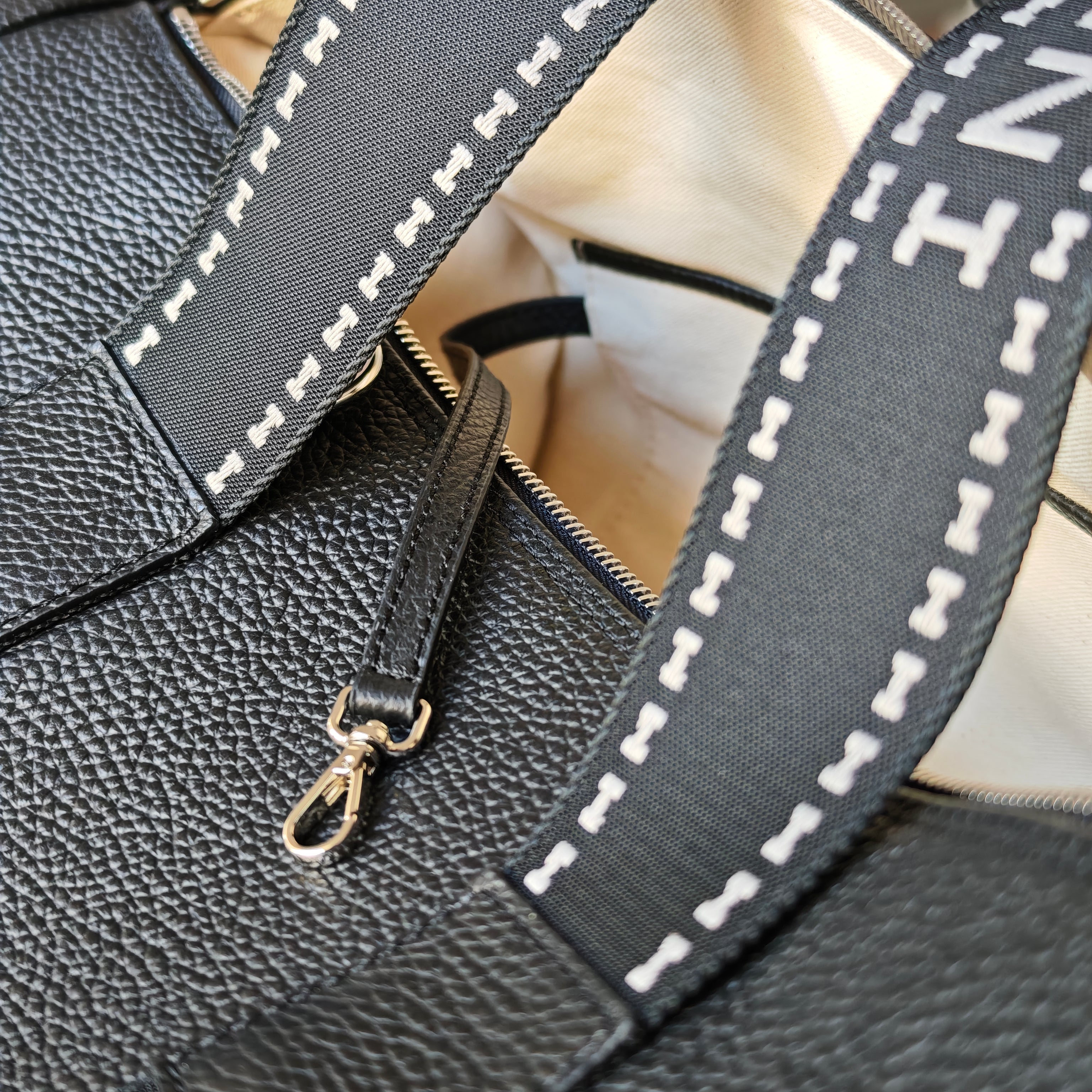Borsa Nora Medium Cargo black Molteni Milano con moschettone interno porta oggetti, dettaglio pratico per non perdere nulla