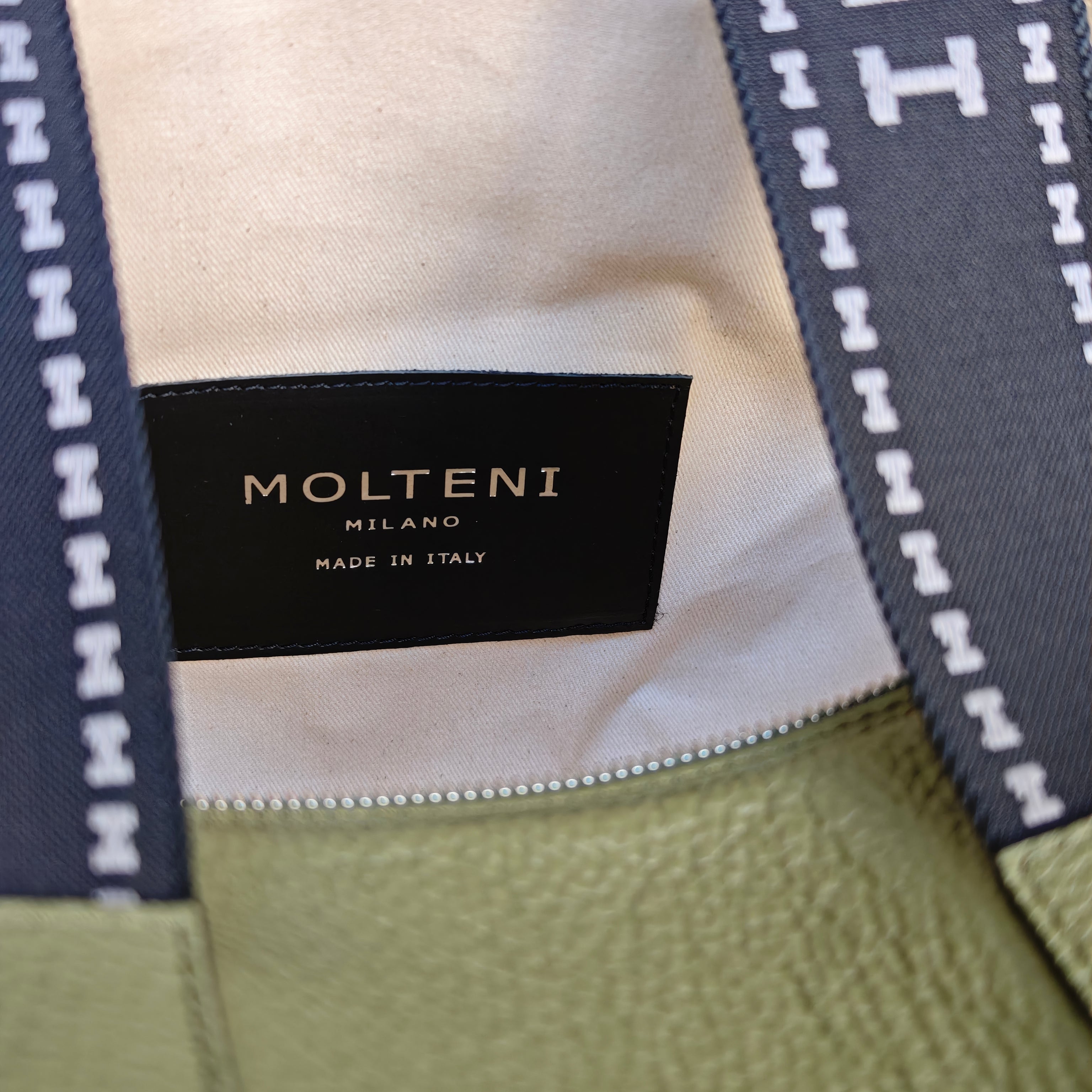 Borsa Nora Medium Cargo military green Molteni Milano con dettaglio label interna Made in Italy in pelle