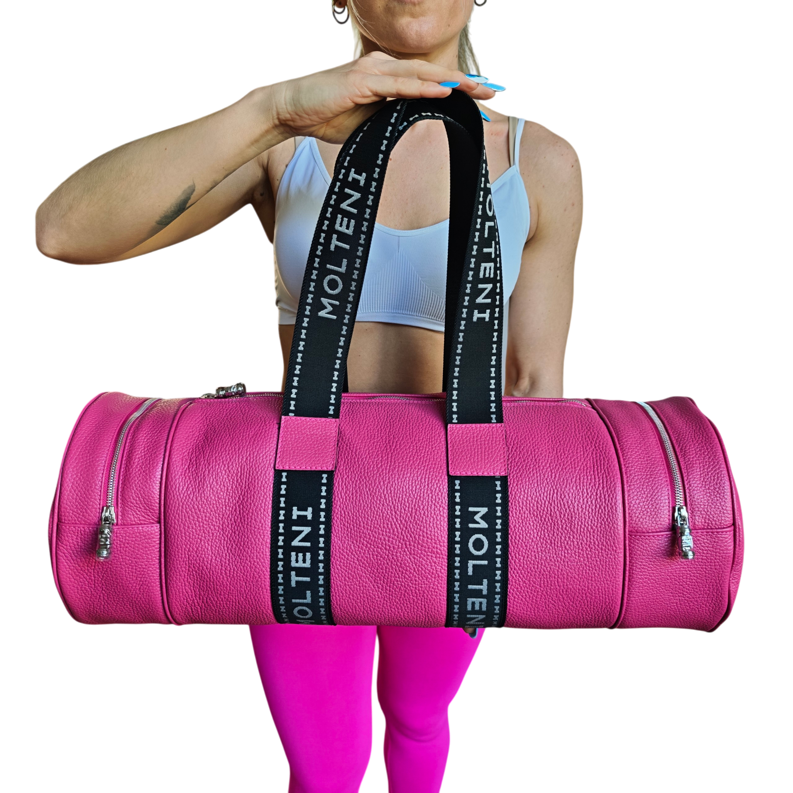 Modella che indossa e mostra la borsa NORA Medium Cargo color pink di Molteni Milano, design moderno con tasche cargo e stile urbano contemporaneo