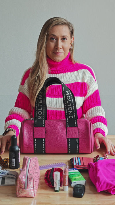 Video che mostra cosa può contenere il modello NORA small: pettine, beauty medio, smartphone, chiavi.